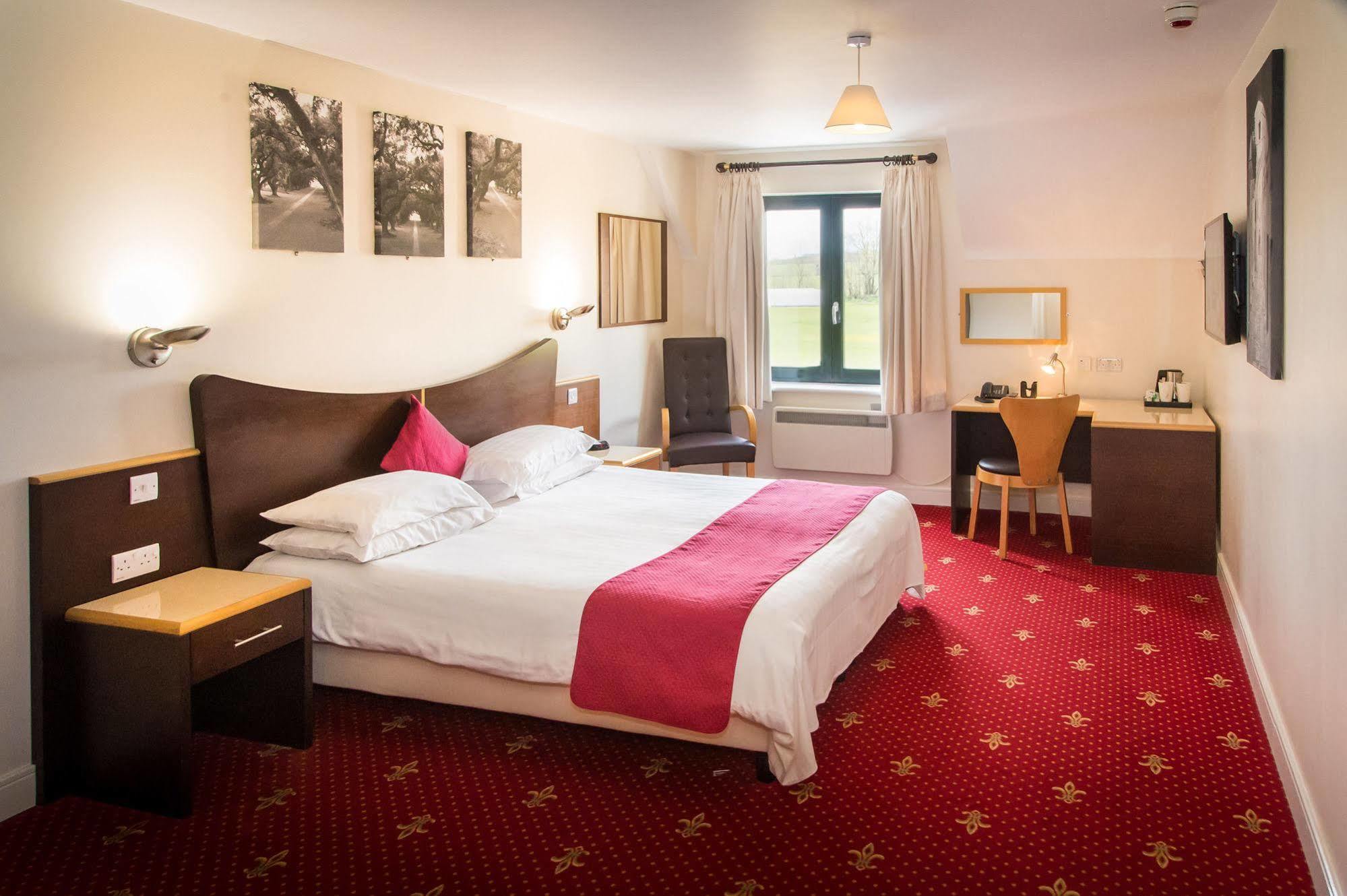 The Sharnbrook Hotel Buitenkant foto